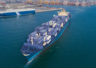 Navio cargueiro chegando em porto