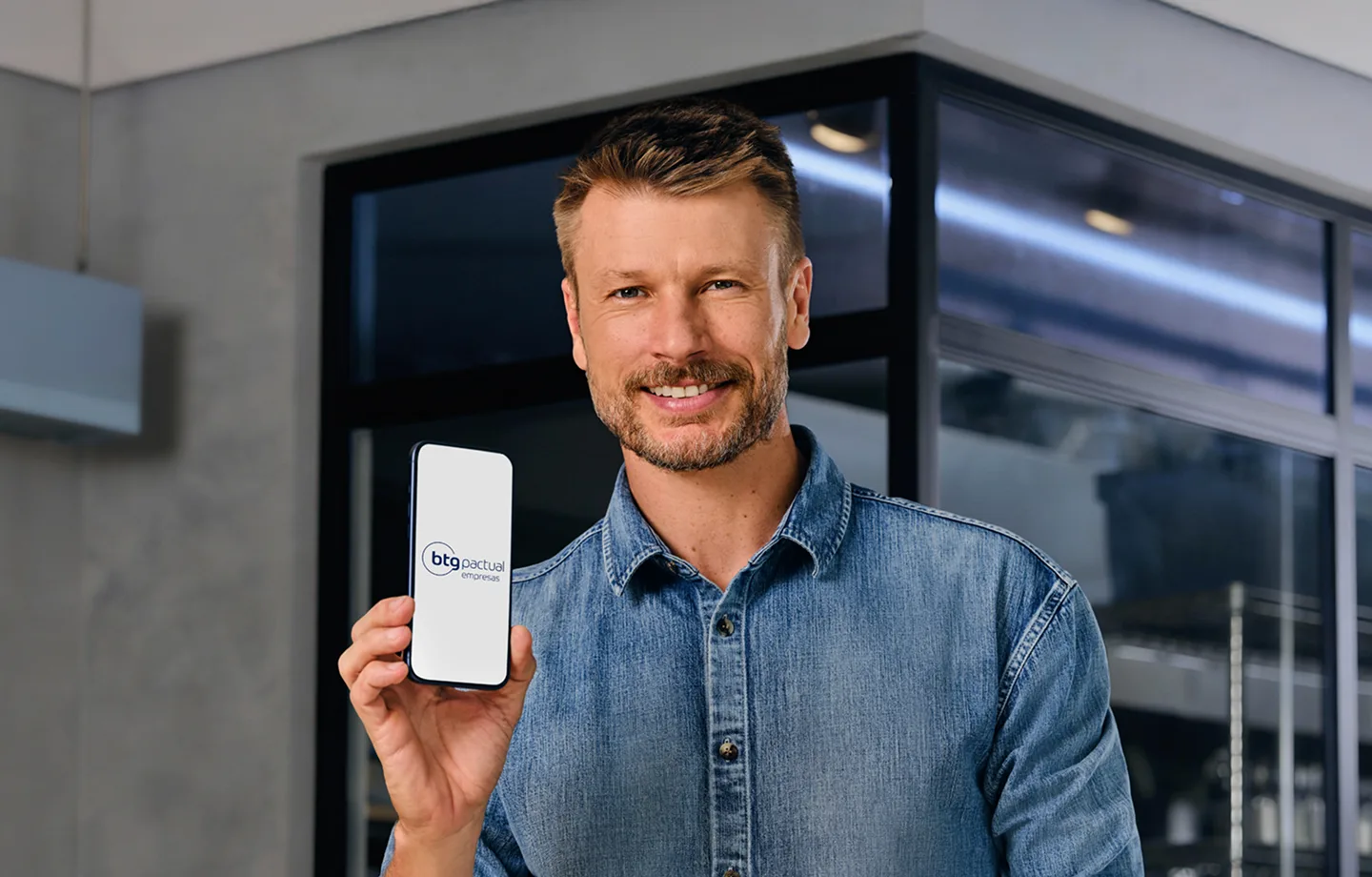 Rodrigo Hilbert acessando aplicativo do BTG Pactual para solicitar capital de giro para empresa