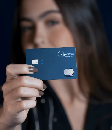 Empreendedora usando cartão de crédito empresarial BTG Pactual