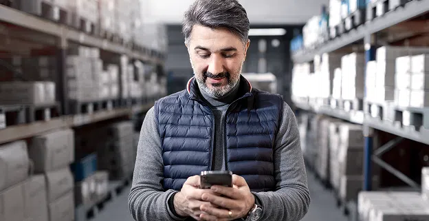 Homem olhando conta do BTG Pactual Empresas no celular