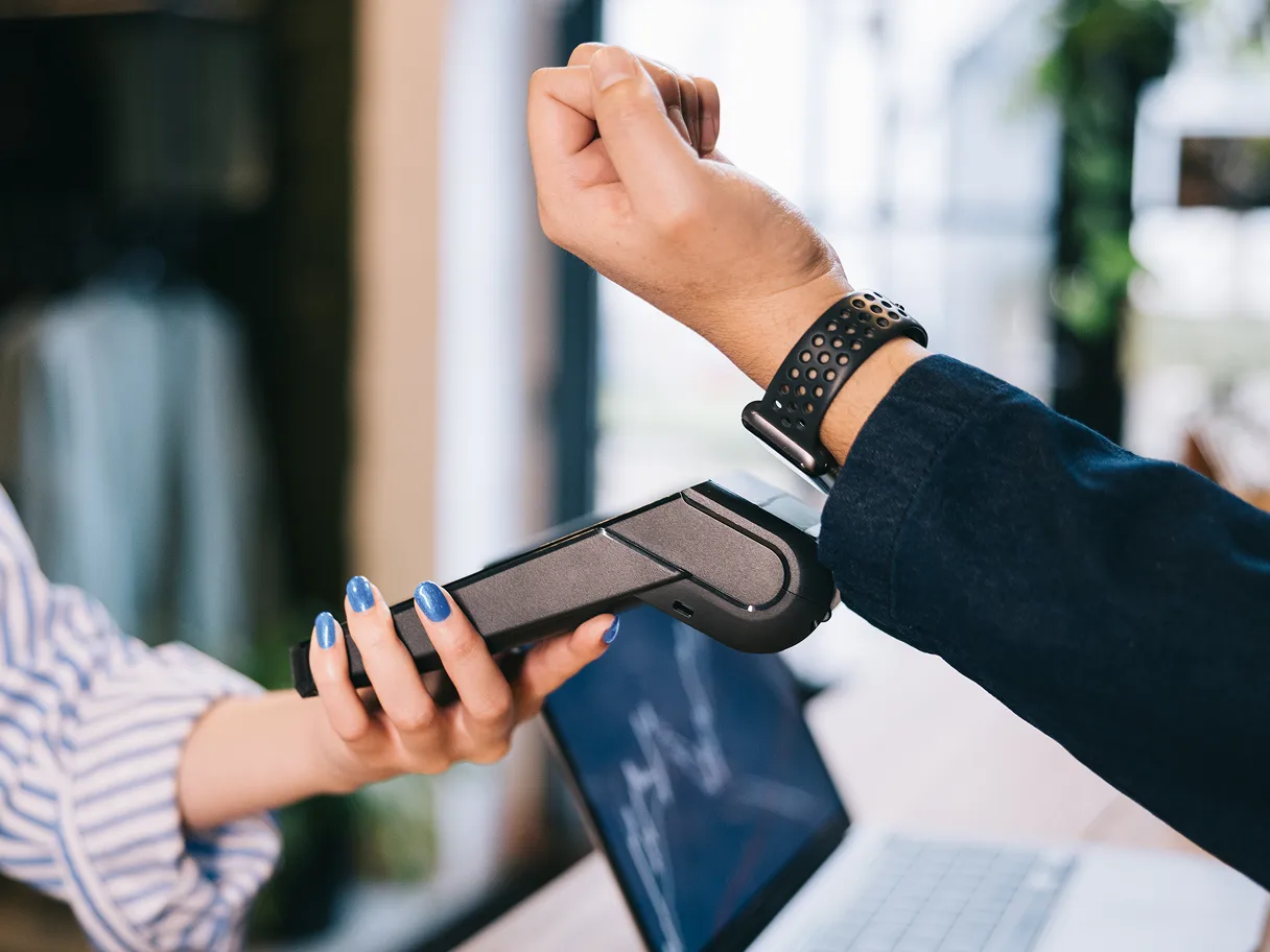 Pagamento por aproximação usando smartwatch integrado à carteira digital PJ, mostrando praticidade para empresas.
