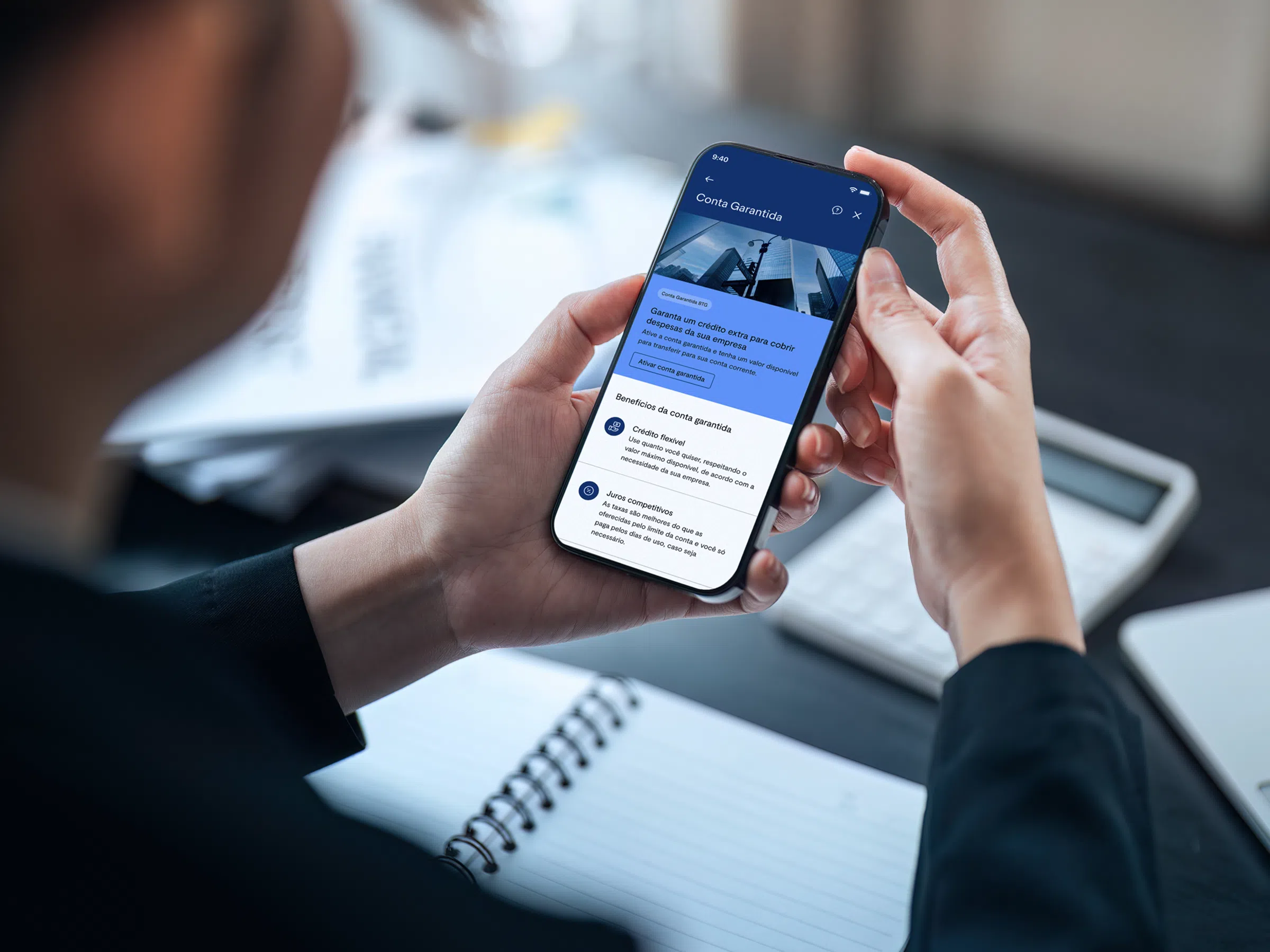 Pessoa segurando smartphone acessando o aplicativo do BTG Pactual Empresas