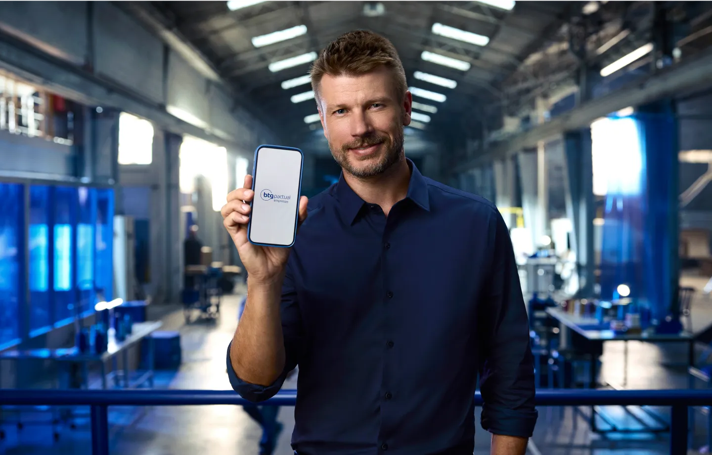 Rodrigo Hilbert apresenta gestão de capital de giro para empresas em tablet