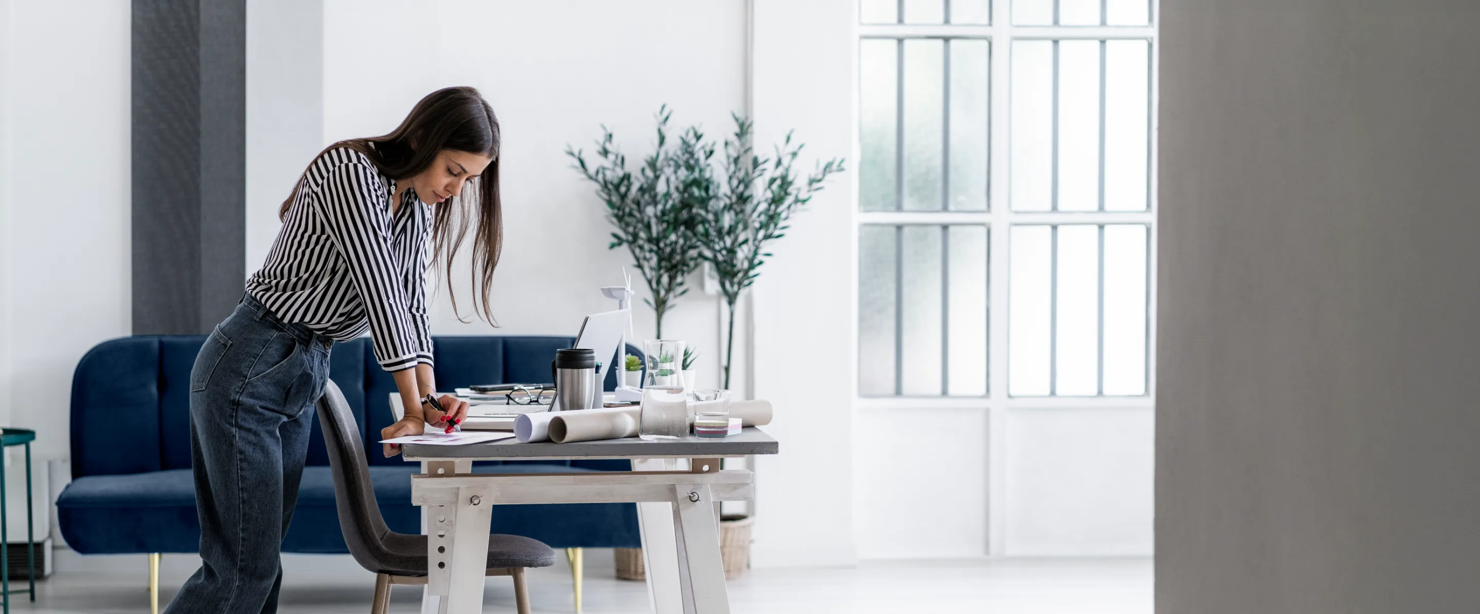 Empresário abrindo conta PJ BTG Pactual no notebook para gestão financeira