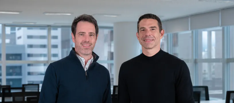 Thiago Baffi, da VIP Office, ao lado de outro executivo em um escritório moderno.