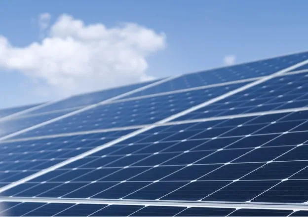 Conjunto de painéis solares captando energia solar em um dia ensolarado.