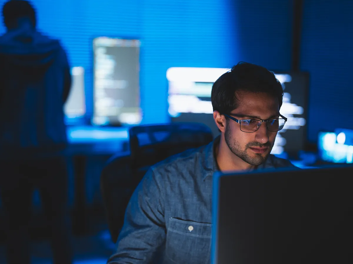 Homem realizando solicitação de APIs BTG Empresas