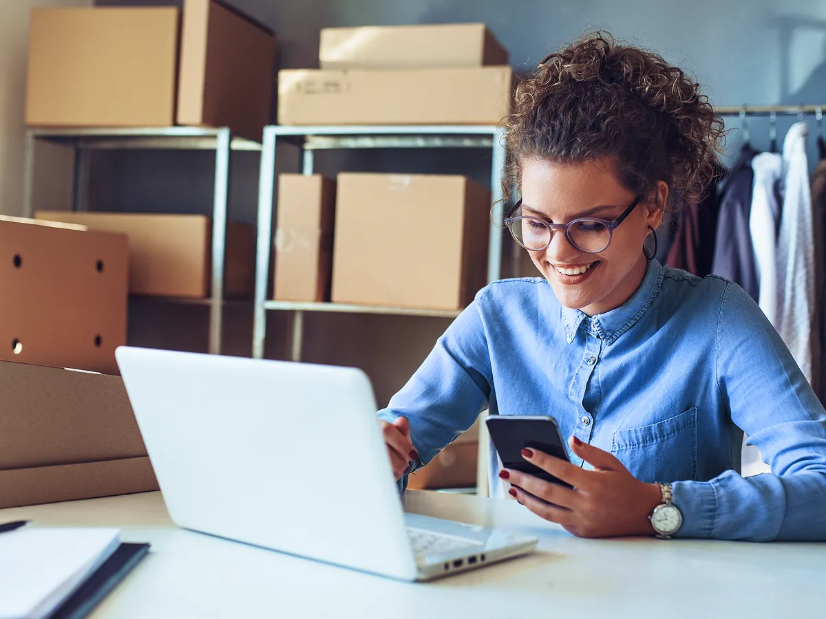 Mulher contratando o crédito para empresas BNDES