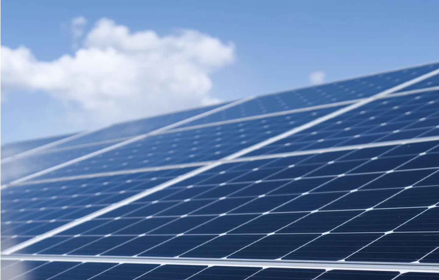 imagem de painel solar com o sol refletindo,simbolizando energia sustentavél e inovação.