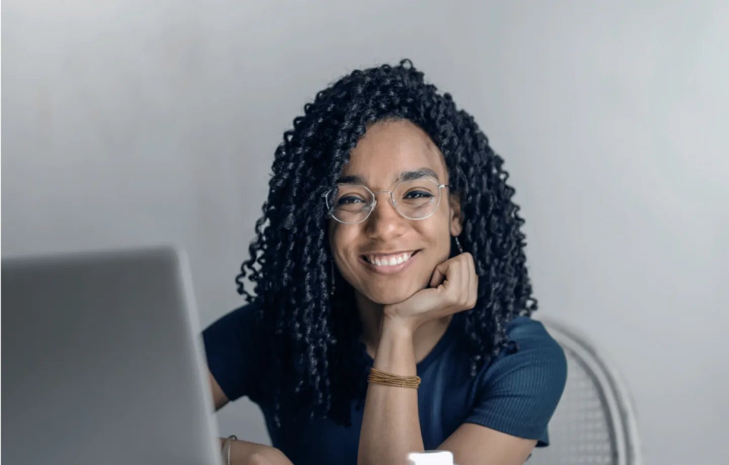mulher sorrindo em escritório, representando organização e gestão de capital de giro