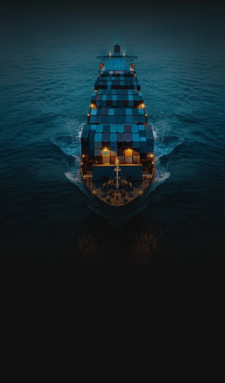 Navio de carga navegando em mar aberto