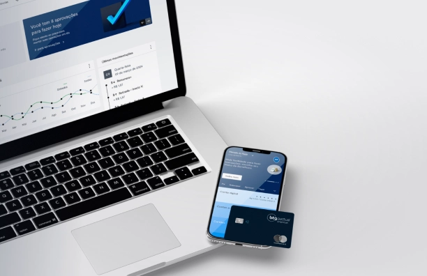 Notebooke com o cartão BTG Pactual Empresas em cima
