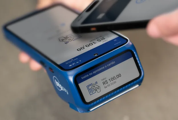 transação por aproximação sendo feita via celular e BTG Pay