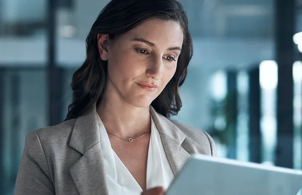 executiva olhando para a tela do tablet