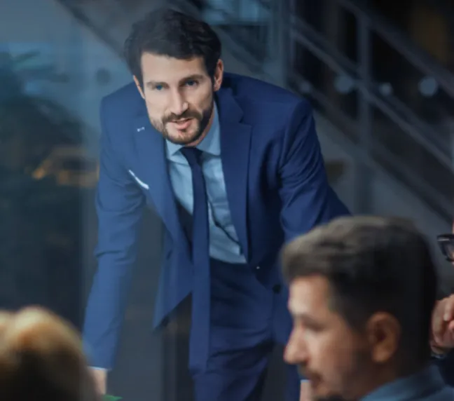 Homem de negócios em um ambiente corporativo, simbolizando a segurança e a personalização oferecidas pelo Open Finance para empresas do BTG Pactual.
