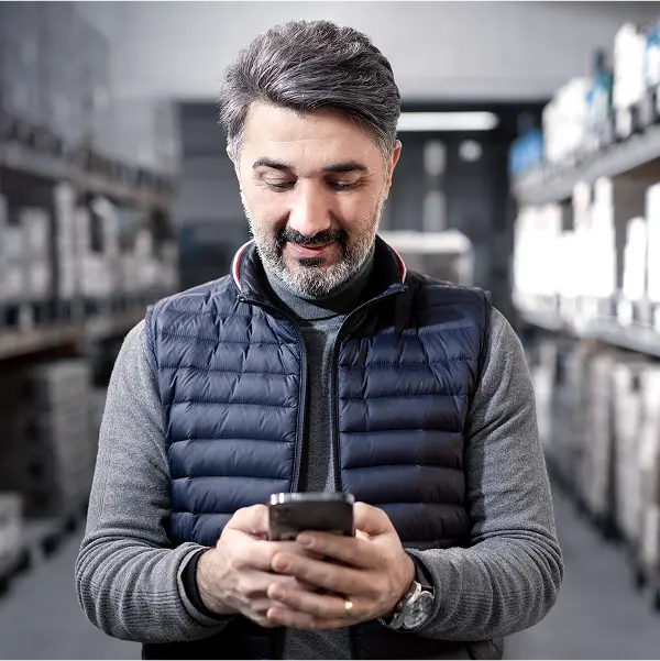 homem fazendo pix automático no app do BTG Empresas