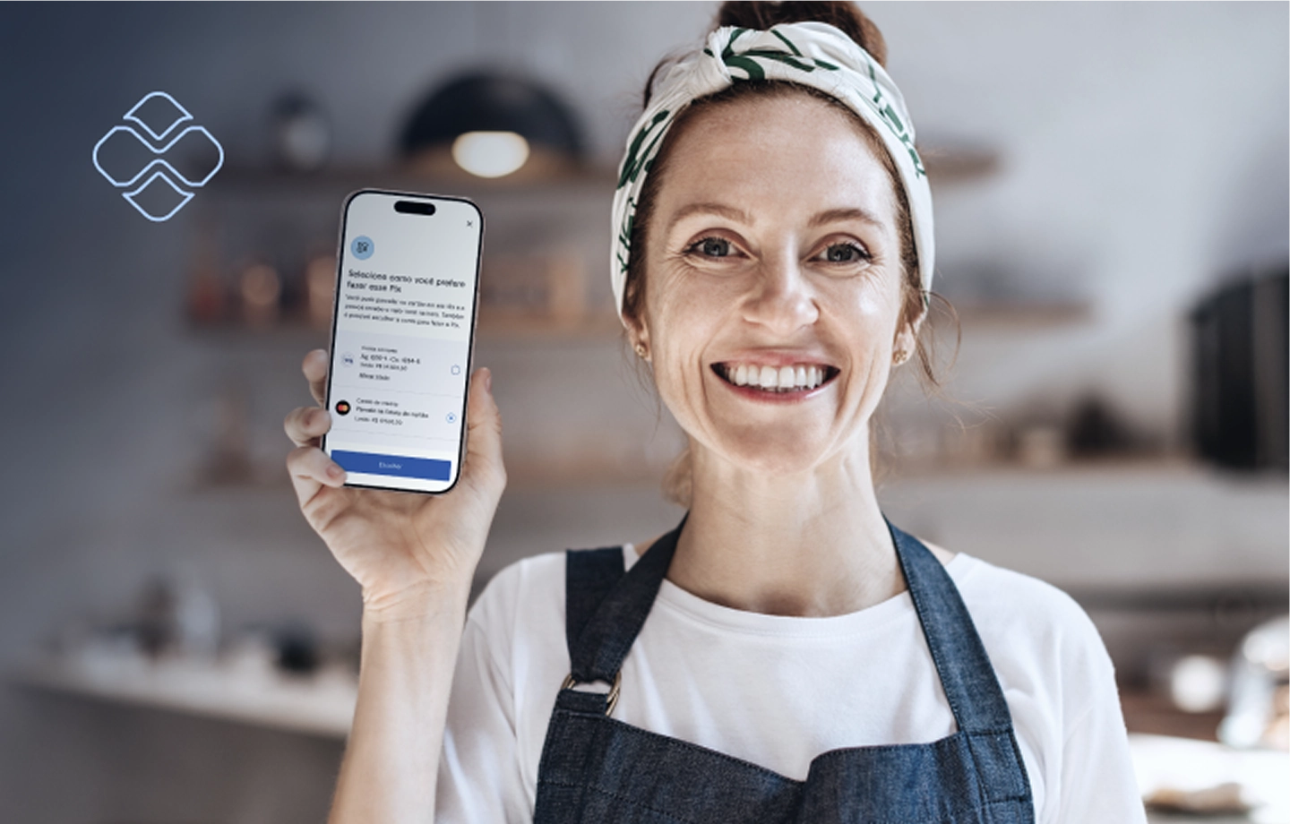 Mulher sorrindo fazendo pix parcelado no app BTG Pactual Empresas