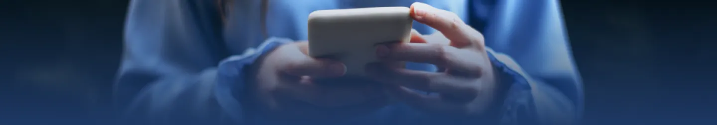 Imagem de um colaborador utilizando um dispositivo móvel, representando a facilidade de acesso e gerenciamento da previdência empresarial digitalmente.
