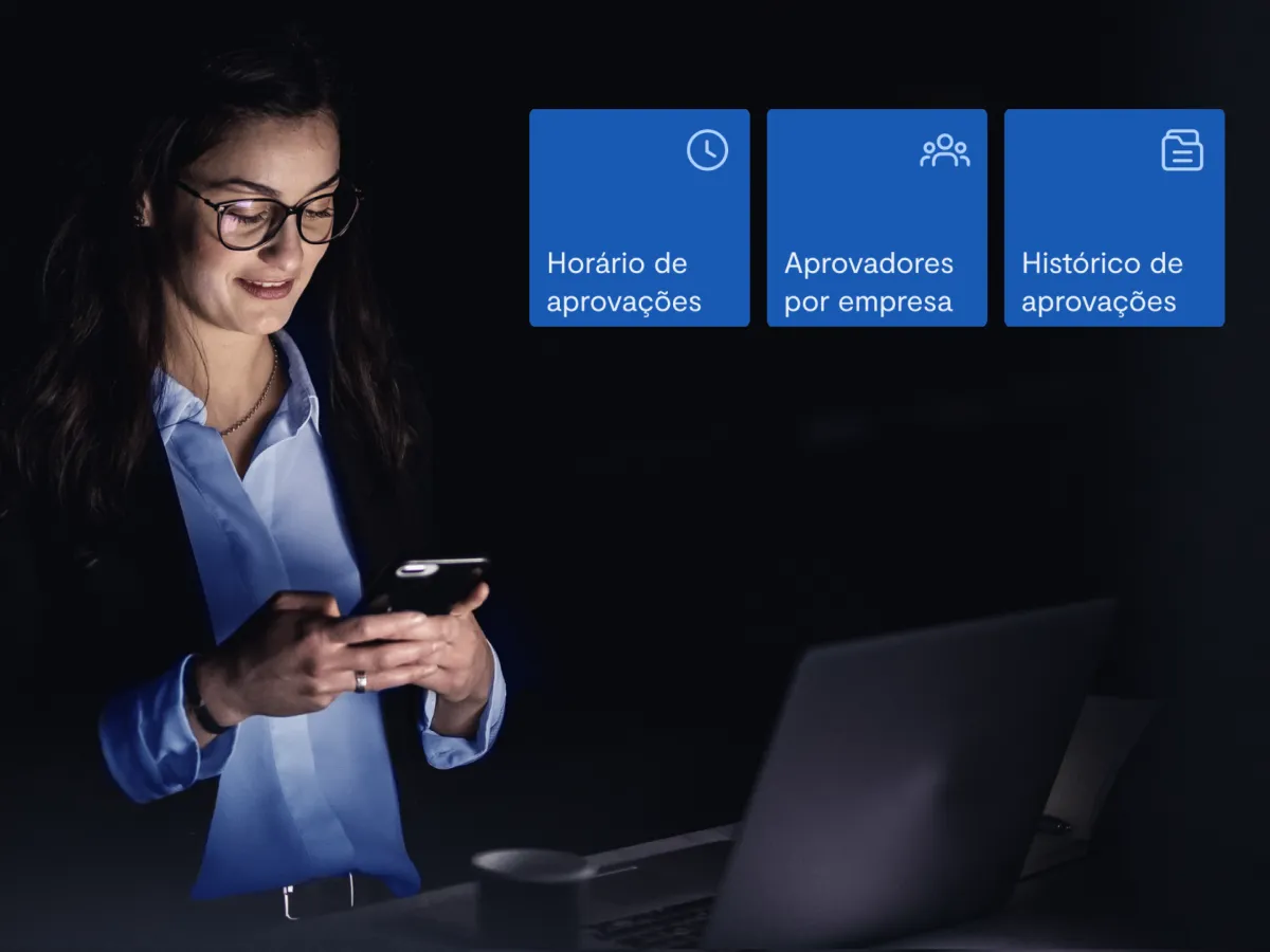 mulher em ambiente interno escuro com a luz em foco no seu corpo, segurando e olhando para o celular