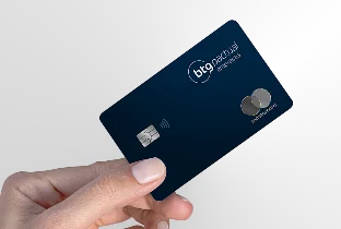 mão de mulher segurando o cartão do BTG Pactual Empresas