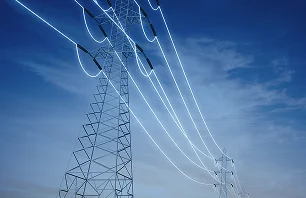 torre de energia com cabos eletricos em destaque