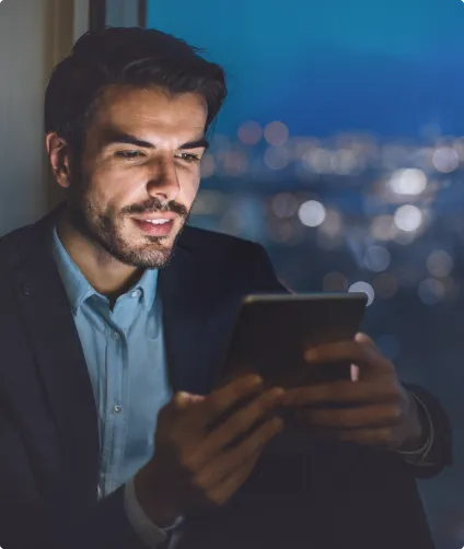 Homem fazendo simulação de energia no tablet