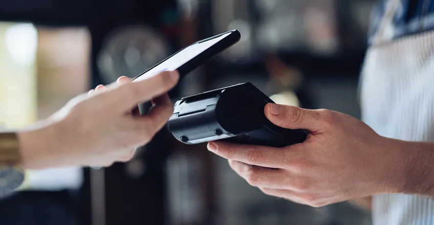 Transação sendo realizada por aproximação entre celular e BTG Pay