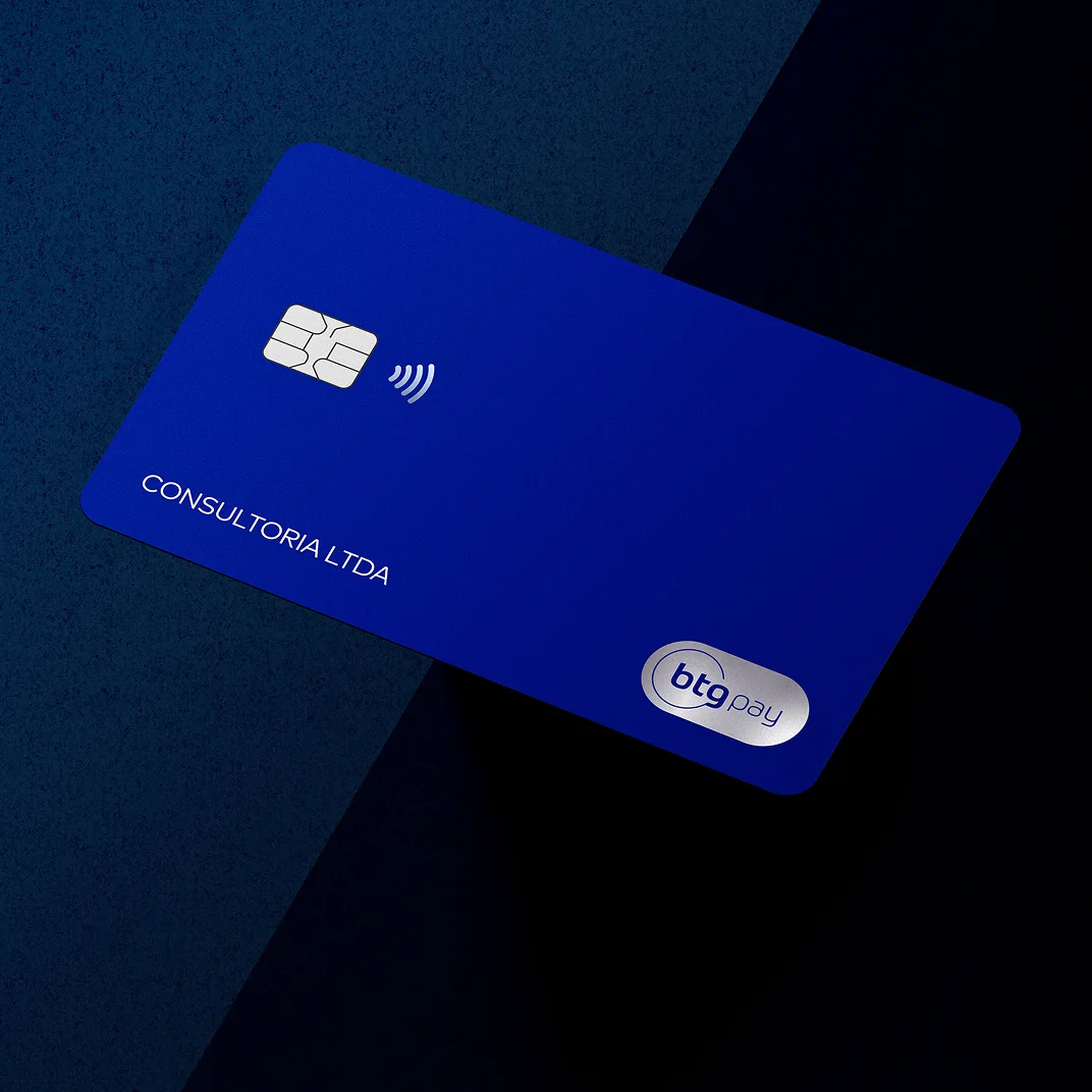 Cartão BTG Pay azul com chip e pagamento por aproximação.