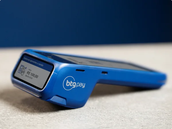 Maquininha de cartão BTG Pay destacando soluções de pagamento presenciais.