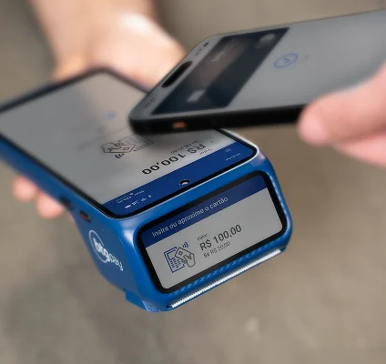 Exemplo de transação por aproximação de celular e a maquininha do BTG Pay